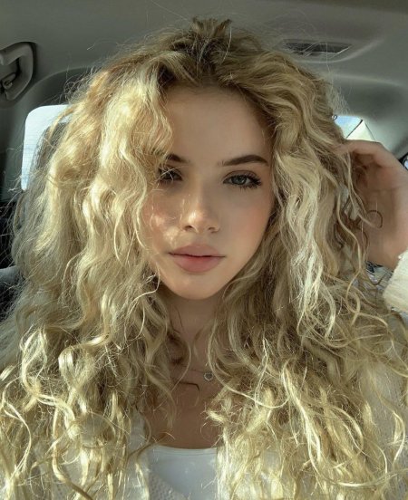 Блондинка кудрявая