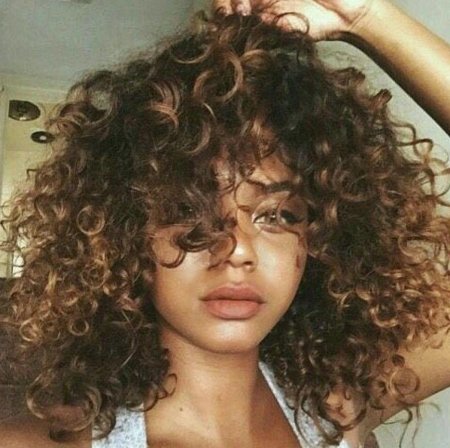 Каштановые кудрявые волосы