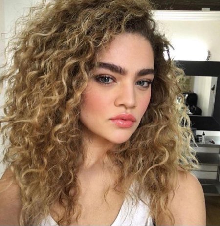 Кудрявые волосы у девушек