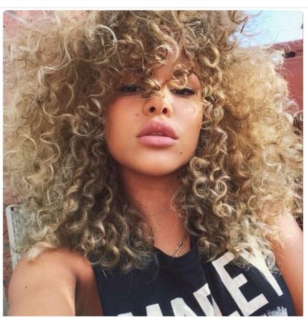 Кудрявая девушка