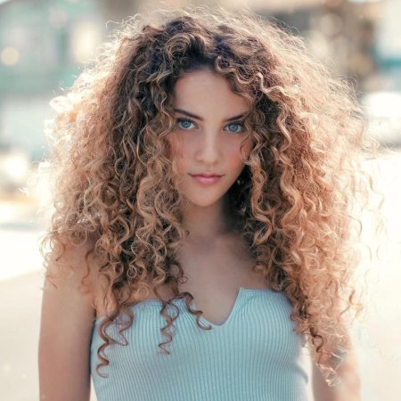 Кудрявые волосы у девушек