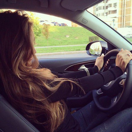 Девушка на машине без лица