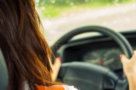 Девушка за рулем со спины