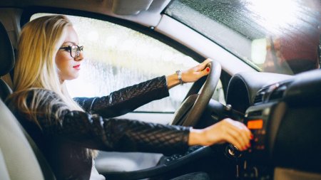 Блондинка за рулем