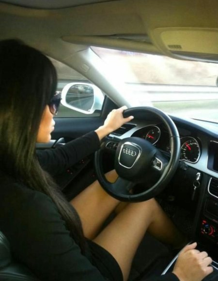Девушка за рулем