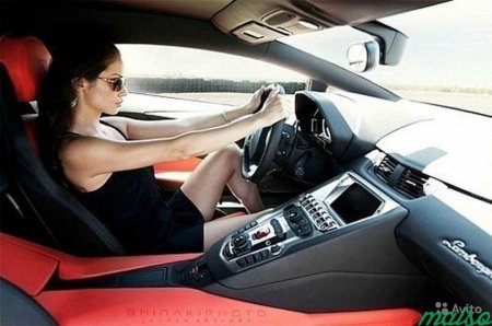 Девушка за рулем