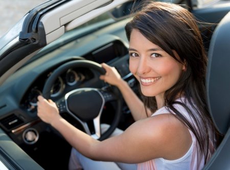 Девушка за рулем автомобиля