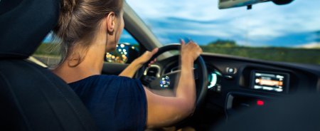 Девушка за рулем