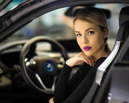 Красивая девушка за рулем