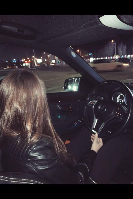 Девушка на машине без лица