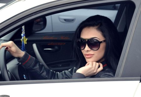 Брюнетка за рулем