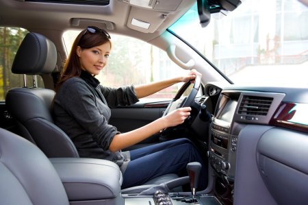 Девушка за рулем