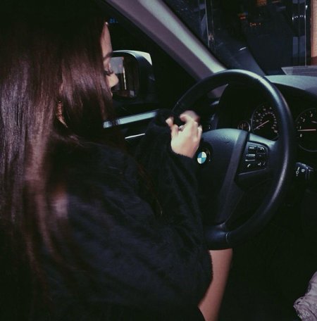 Девушка на машине без лица