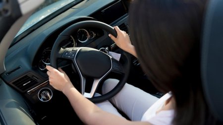 Девушка за рулем мерседеса