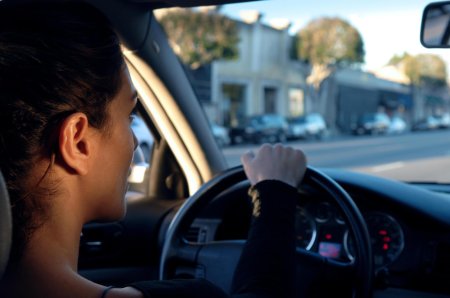 За рулем девушка