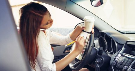 Девушка за рулем автомобиля