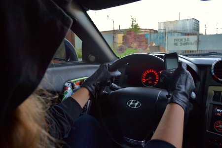 Девушка за рулем без лица