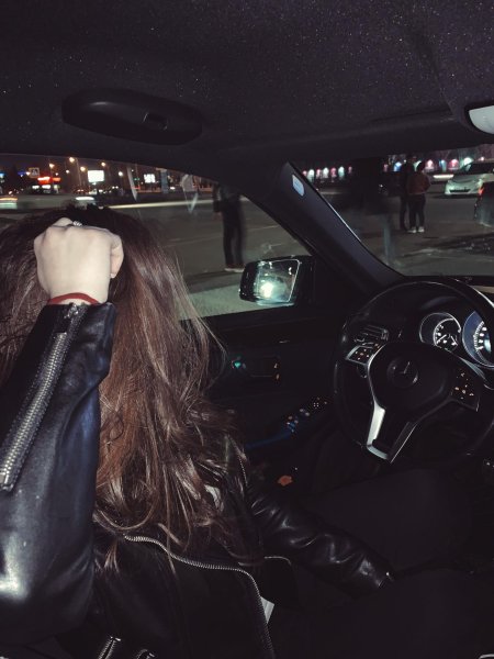 Девушка в машине без лица