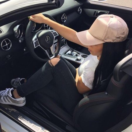 Девушка в мерседесе
