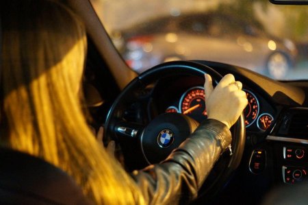 Девушка за рулем бмв