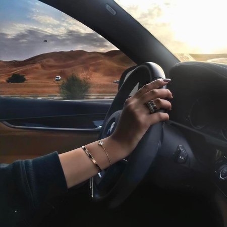 Девушка с автомобилем