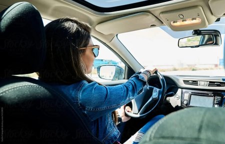 Девушка за рулем со спины