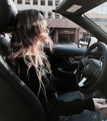 Блондинка в машине без лица