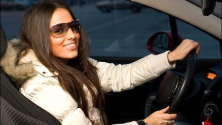 Красивая девушка за рулем