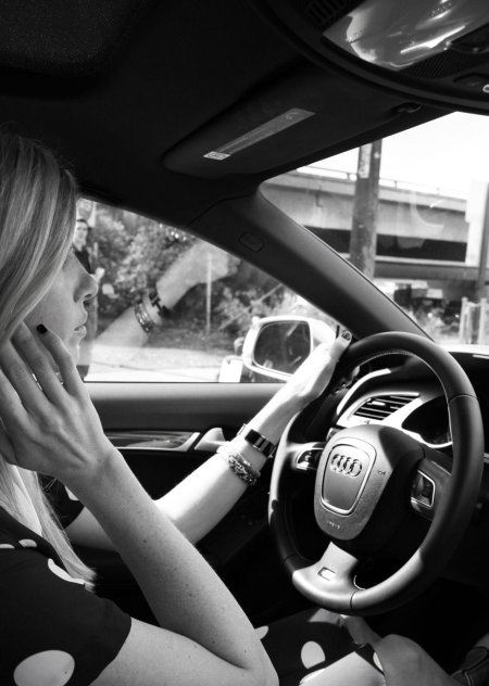 Девушка за рулем