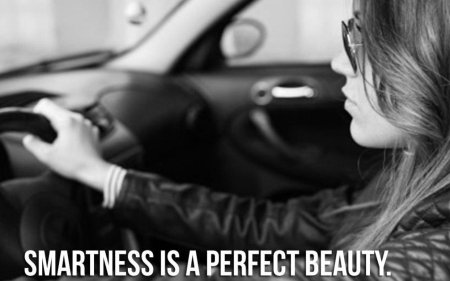 Красивая девушка за рулем