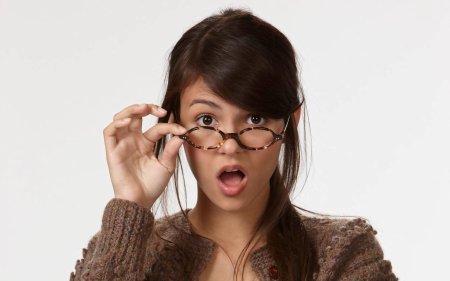 Женщина удивляется