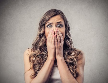 Испуганная девушка