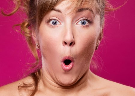 Девушка удивляется
