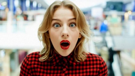 Девушка удивлена