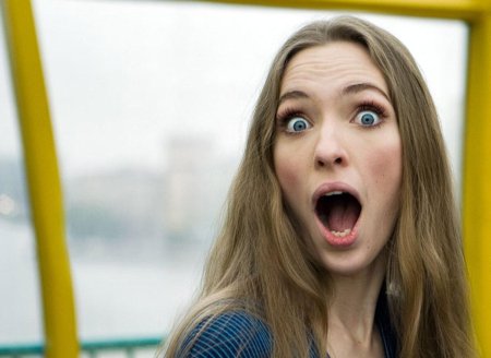 Удивленная девушка