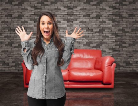 Девушка указывает