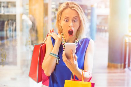 Девушка с покупками