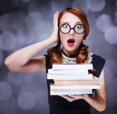 Девушка с книгами