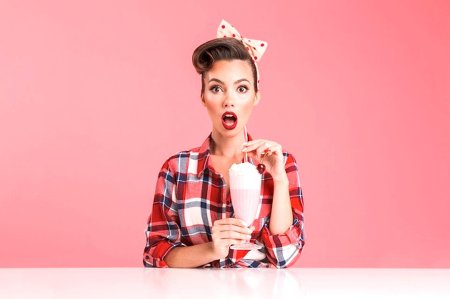 Девушка с молочным коктейлем