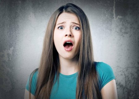 Испуганное лицо девушки