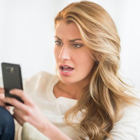 Женщина удивляется