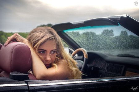 Девушка с автомобилем