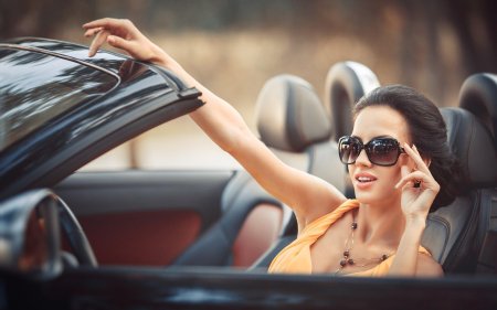 Девушка за рулем