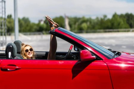 Красный кабриолет