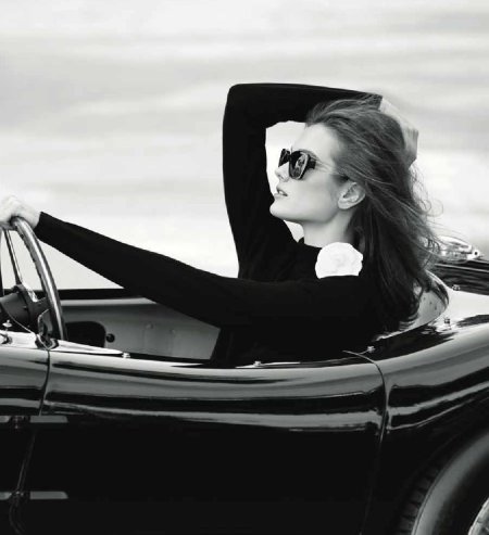 Девушка с машиной