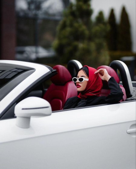 Женщина в кабриолете