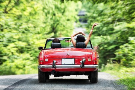 Стоя в кабриолете