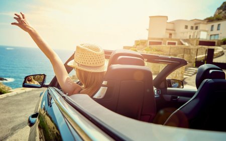 Девушка в кабриолете