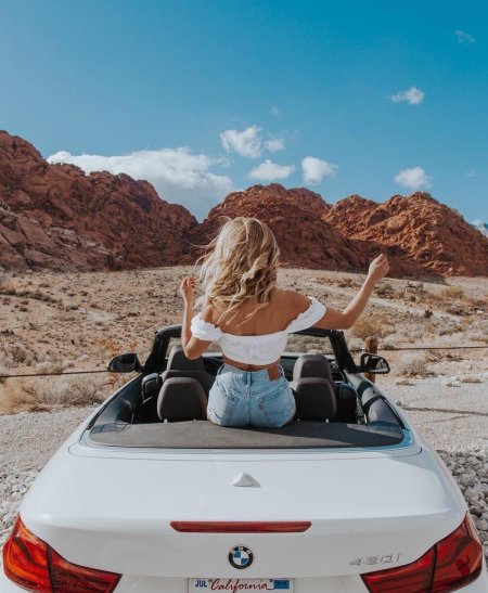 Девушка на кабриолете