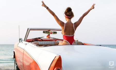 Девушка на кабриолете